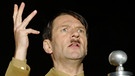 Adolf Hitler (Thure Riefenstein) richtet sich ans Volk. | Bild: BR