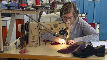 Fachkraft für Lederverarbeitung | Bild: BR