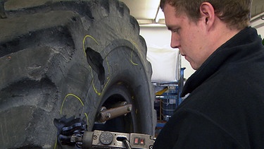 Mechaniker/-in für Reifen- und Vulkanisationstechnik  | Bild: BR