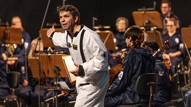 Juri Tetzlaff als Astronaut vor dem Münchner Rundfunkorchester | Bild: BR/Markus Konvalin