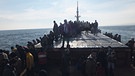 Flüchtlinge auf einem Schiff | Bild: BR