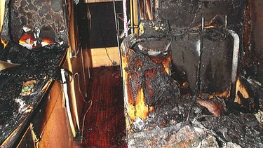Teil des ausgebrannten Wohnmobils des NSU | Bild: BR