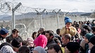 Flüchtlinge vor Zaun an der griechisch-mazedonischen Grenze | Bild: picture-alliance/dpa