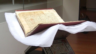 Die 800 Jahre alte Handschrift im syrischen Bücherständer | Bild: Manesse Verlag / Claudia Ott