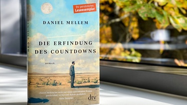 Buchcover: Daniel Mellem, Die Erfindung des Countdowns | Bild: dtv; Bild: BR/Henry Lai