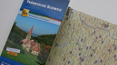 Buchcover und Karte Wanderführer Fränkische Schweiz | Bild: Michael Müller Verlag / Foto: BR-Studio Franken