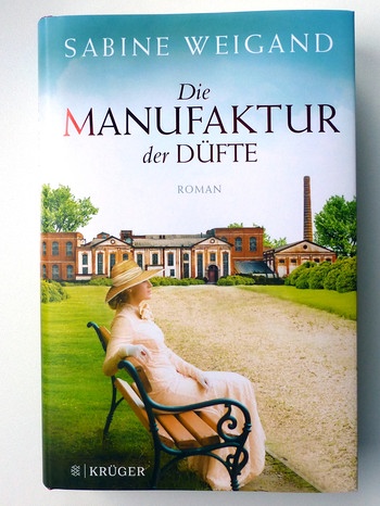 Buchcover: Die Manufaktur der Düfte von Sabine Weigang | Bild: Krüger-Verlag; Fotos: BR-Studio Franken
