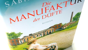 Buchcover: Die Manufaktur der Düfte von Sabine Weigang | Bild: Krüger-Verlag; Fotos: BR-Studio Franken