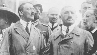 Adolf Hitler und Julius Streicher auf dem "Deutschen Tag" am 2. September 1923 in Nürnberg  | Bild: picture-alliance/dpa