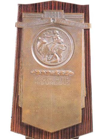 Wanderpreis des Europapreises mit einer Bronzeplatte | Bild: europeprize.eu