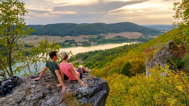Ein Mann und eine Frau sitzen auf einem Felsen mit Blick auf den Happurger See im Nürnberger Land | Bild: Landratsamt Nürnberger Land/Thomas Geiger