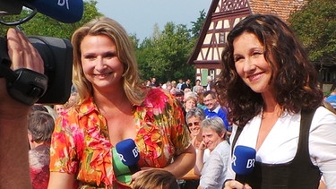 Birgitt Roßhirt und Karin Schubert bei der Fränkischen Landpartie in Bad Windsheim | Bild: BR-Studio Franken / Henry Lai