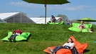 Gartenschau-Besucher entspannen auf der Liegewiese | Bild: BR-Studio Franken/Rainer Aul