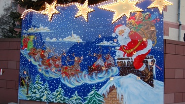 Riesiger Adventskalender auf dem Weihnachtsmarkt in Aschaffenburg | Bild: BR