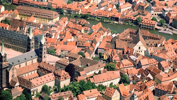 Luftaufnahme des Bamberger Sandgebiets, im Hintergrund "Klein Venedig", am linken Bildrand oben ist St. Elisabeth zu sehen | Bild: picture-alliance/dpa