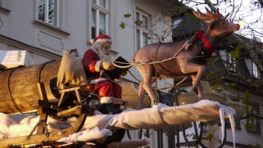 Rentierschlitten aus Plastik auf dem Bamberger Weihnachtsmarkt | Bild: Helga Brauner