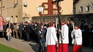 Ministrantengruppe die an einem Kreuz die Marterwerkzeuge Jesu trägt | Bild: Gero Häußinger