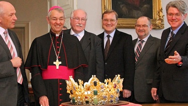Die Kopie der Heinrichskrone bei der Übergabe an den Erzbischof in Bamberg | Bild: Michael Kleiner