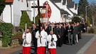 Ministranten tragen Kerzen und Spruchtafeln vor den Trägern der Holzfiguren. | Bild: Wilhelm Geist