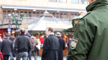 Polizist auf dem Christkindlesmarkt | Bild: News 5