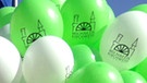 Weiß-grüne Luftballons der Michaeliskirchweih | Bild: BR-Studio Franken / Roland Zimmermann