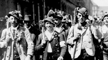 Ein bewaffneter Trupp in bayerischer Tracht während der Revolutionswirren nach dem Ersten Weltkrieg 1919 in München. | Bild: picture-alliance/dpa