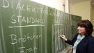 Dialektforscherin Monika Fritz-Scheuplein schreibt an Würzburger Schule an die Tafel | Bild: picture-alliance/dpa