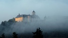 "Luftschloss" - Burg Greifenstein taucht zu Sonnenuntergang aus den tiefziehenden Regenwolken auf. | Bild: Detlef Bräunling, Heiligenstadt, 26.08.2023