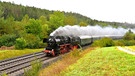 Die historische Dampfeisenbahn fährt durch das grüne Pegnitztal. | Bild: Gisela Lindemann, Neuhaus (Pegnitz), 30.09.2023