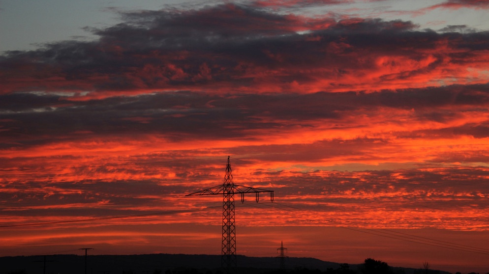 Am Freitag verabschiedete sich die Sonne hinter Wolken, sorgte aber danach für eine eindrucksvolle Himmelsverfärbung. | Bild: Frank Wiemer, Bad Windsheim, 07.10.2023