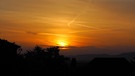 Intensiv farbiger Sonnenaufgang gegen 7.45 Uhr. Blickrichtung Steigerwald. | Bild: Klaus Hofmann, Mainstockheim, 10.10.2023