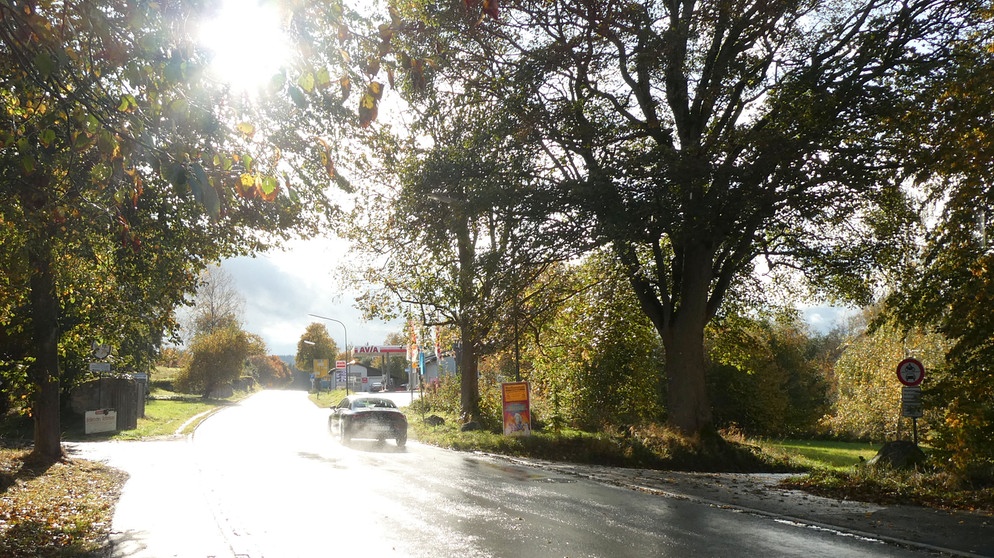 Spiegelnde, blendende Straße nach einem Regenguss in Weißenstadt. | Bild: Günter Lorke, Tröstau, 16.10.2023