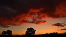 Nach einem kalten und windigen Tag ging zum Ausklang ein schöner Sonnenuntergang mit einem Wirbel in den Wolken in Kriegenbrunn zu Ende. | Bild: Wilfried Wagner, Erlangen, 16.10.2023