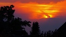 Ein farbiger Sonnenaufgang am heutigen Dienstag mit Störenfrieden wie Nebel und rauchenden Kaminen über den Dächern der Nachbarn. | Bild: Klaus Hofmann, Mainstockheim, 17.10.2023