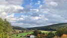 Der Blick von Obererlbach Richtung Untererlbach. | Bild: Kerstin Mahr, Wassermungenau, 30.10.2023