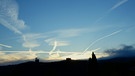 Beleuchtete Himmelspuren am Morgenhimnmel über Tröstau. | Bild: Günter Lorke, Tröstau, 30.10.2023