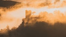 Wenn im Herbst hinter der Burgruine Neideck die Sonne aufgeht, entsteht aus Nebel und goldenem Licht dieses phantastische Spektakel. | Bild: Andrea Herpich, Stein, 31.10.2023
