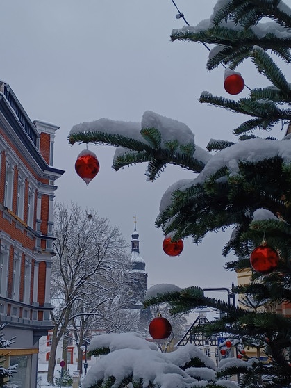 Weihnachtlich geschmückt zeigt sich die Lorenzstrasse in Hof mit der St.Lorenzkirche im Hintergrund. | Bild: Reinhard Weber, Wendelstein, 30.11.2023