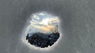 Blick in die Ferne durch ein Loch im Schnee an unserer Terrassenüberdachung. | Bild: Ariane Rickert, Herrieden, 30.11.2023