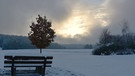 Der letzte Novembertag startet mit vielen Wolken, vereinzelt gab es am Morgen Lichtblicke über der verschneiten Landschaft bei Neuhaus. | Bild: Gisela Lindemann, Neuhaus (Pegnitz), 30.11.2023