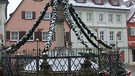 Der Bad Windsheimer Schöne Brunnen, weihnacht- und winterlich verpackt. | Bild: Frank Wiemer, Bad Windsheim, 03.12.2023