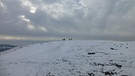 Wolken über dem schneebedeckten Walberla, dem schönsten Berg Oberfrankens. | Bild: Norbert Haselbauer, Kirchehrenbach, 03.12.2023