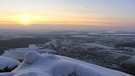 Vom verschneiten Glatzenstein aus hat man auch im Winter einen herrlichen Weitblick. | Bild: Andrea Engelhard, Reichenschwand, 08.12.2023