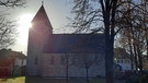 Vor der Katholischen Kirche Maria Immaculata in Weißenstadt ist der Schnee. Dafür spitzt mal wieder die strahlende Sonne am Kirchturm vorbei. | Bild: Thomas Kern, Weißenstadt, 12.12.2023