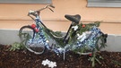 Fahrradstadt Erlangen: Ein weihnachtlich geschmücktes Zweirad entdeckte ich vor einem italienischen Restaurant. | Bild: Renate Blaudszun, Erlangen, 16.12.2023