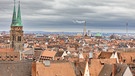 Blick von der Nürnberger Freiung über die Türme der Sebalduskirche bis zum Fernmeldeturm. | Bild: Dieter Zeitler, Nürnberg, 26.12.2023