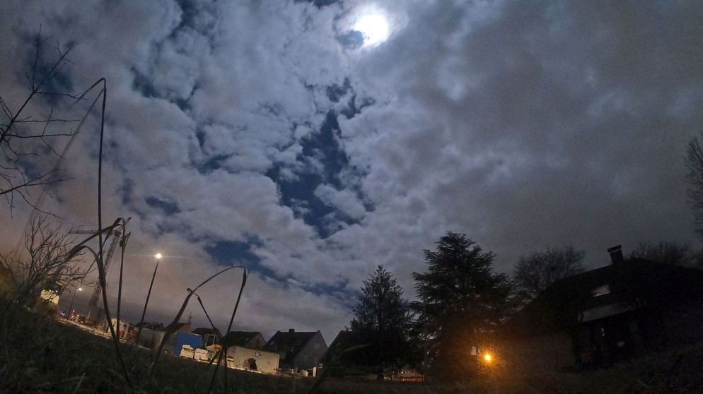Der verschleierte Mond über Erlangen-Häusling strahlt heller, als die nahe stehende Laterne und die Kamera macht die Nacht zum Tag! | Bild: Uwe Wollenschlaeger, Erlangen, 27.12.2023