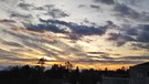 Blick aus dem Fenster im Waldkrankenhaus Erlangen. Der spektakulär gefärbte Himmel kann den Aufenthalt vielleicht ein wenig erträglicher machen. | Bild: Uwe Wollenschlaeger, Erlangen, 30.12.2023
