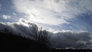 April-Wetter zum Jahreswechsel: viel Wind, immer wieder dicke und dunkle Wolken, aber auch mal sonnige Lücken und etwas blauer Himmel. | Bild: Ragnhild Rummel, Erlangen, 03.01.2024