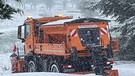 Winterdienst trotzt Wind und Wetter bei Eichenbühl-Heppdiel. | Bild: Roland Schönmülller, Eichenbühl, 19.01.2024